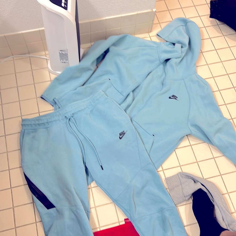 Nike tech (used)